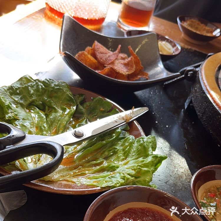 这家餐厅环境很好，非常干净整洁，食物不