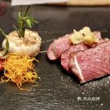 晚上还有外籍拉丁舞表演，音乐轻松
