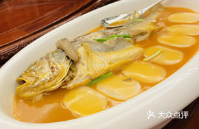 Taizhou Braised Yellow Croaker with Rice Cake