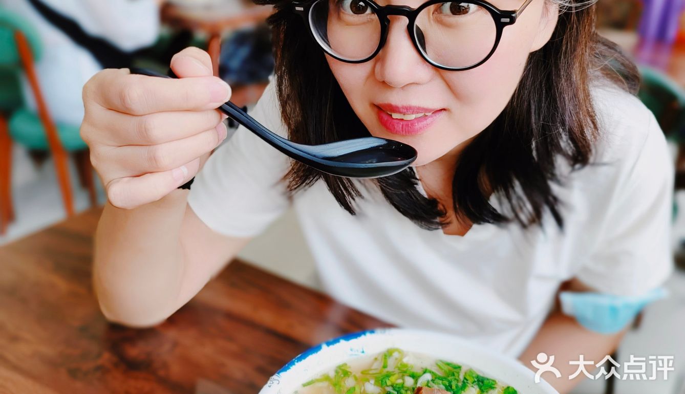 牌子都这么惹眼，这得多火呀