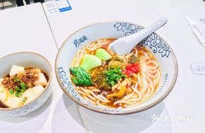 Old Jar Sichuan-style Pickled Cabbage Beef Noodles with Frozen Lemon Tea