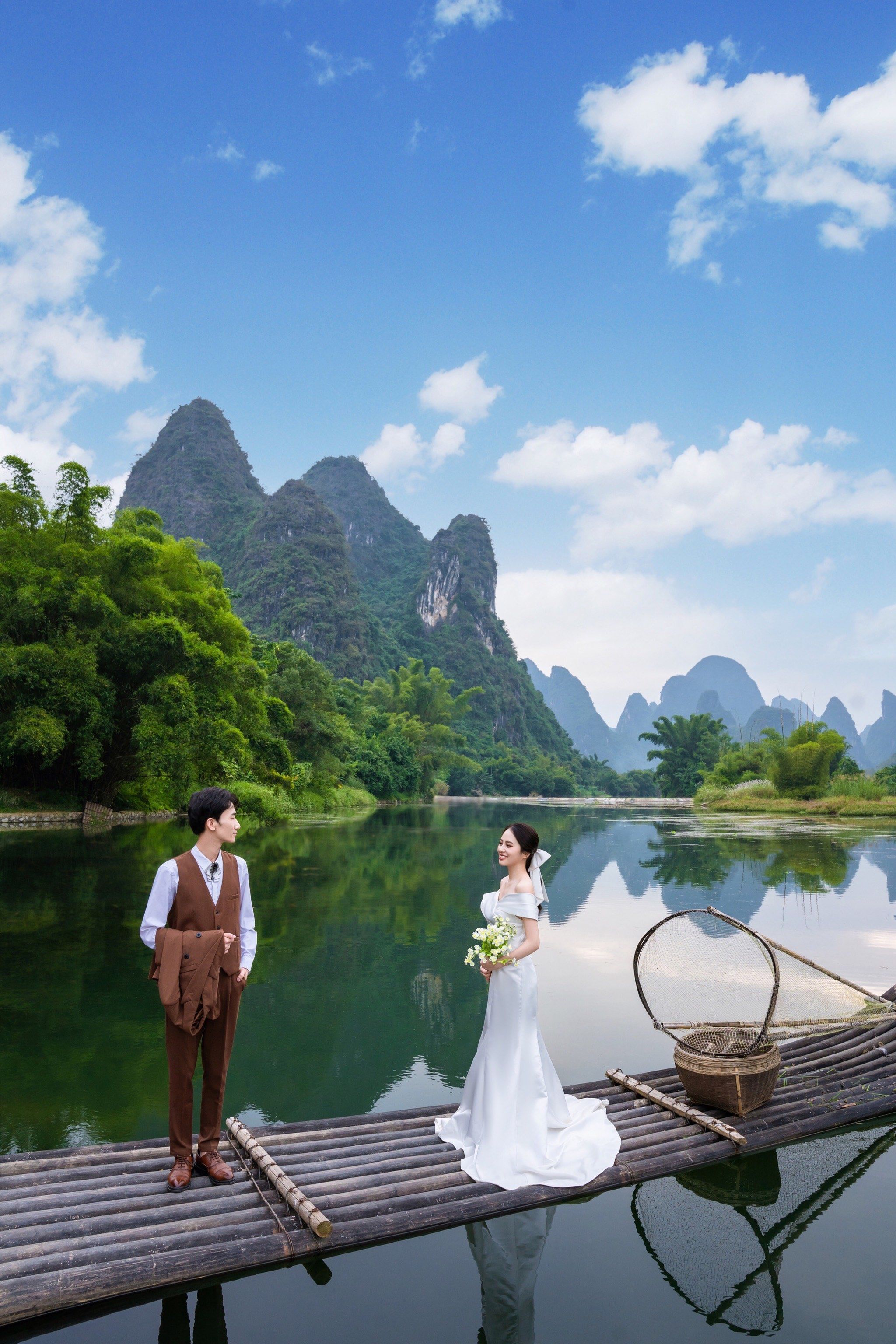 这是我们在阳朔拍的婚纱照呀