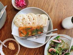 烟熏三文鱼配烤饺子皮和芥末籽酱-BOR Eatery(安福路店)