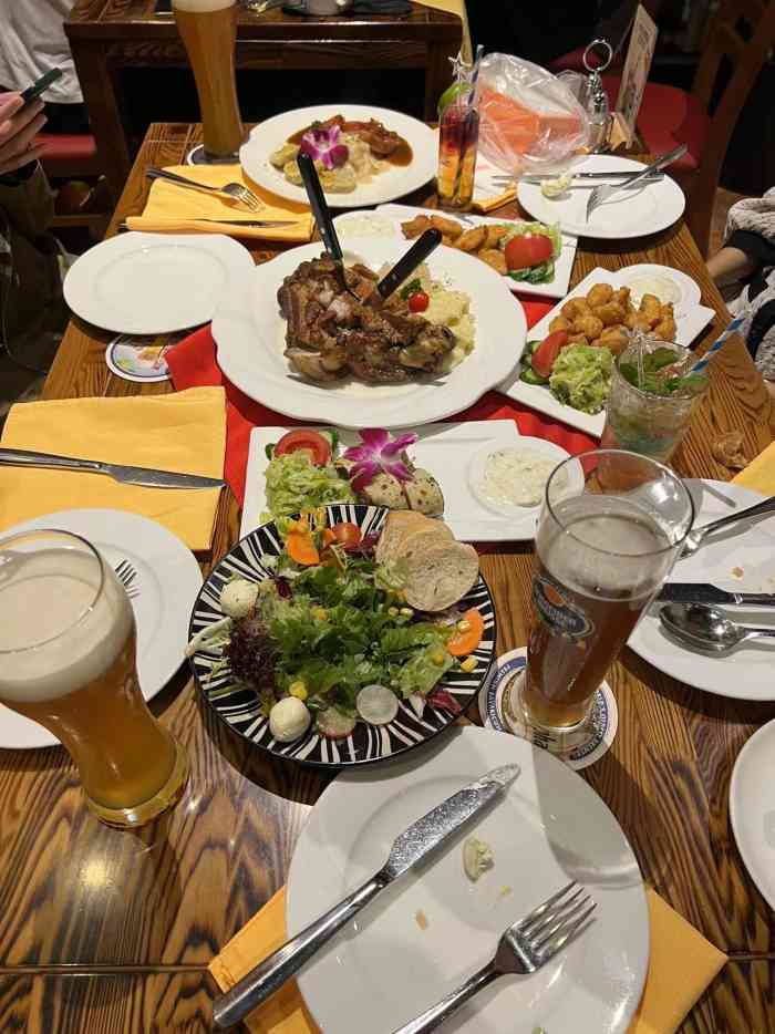 申德勒加油站餐厅(三里屯北小街店)-"德国肉就是实惠啊,量很大,黑啤的