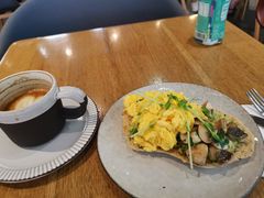 炒蛋菠菜牛油果香草酱吐司-Wagas沃歌斯(太古汇店)