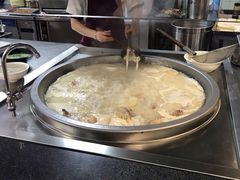 进门前的大锅煮羊肉-牛记烩面(七星西路店)