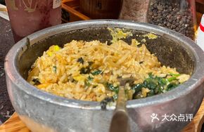 Black Pepper Chicken Leg Rice in Stone Pot