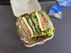 招牌吞拿鱼厚蛋三明治-萤火虫咖啡(后海店)