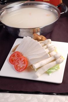 -三人行骨头王火锅(长寿店)