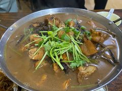 小鸡炖蘑菇锅-东北铁锅烀饼