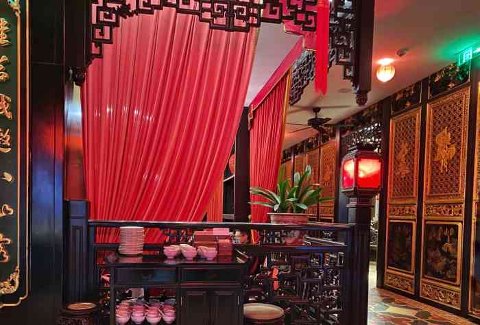 誉八仙酒楼(长宁来福士店)-"装修的很有感觉,餐厅里背景音乐循环播放