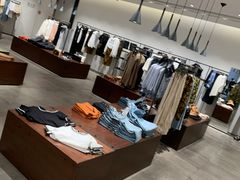 -URBAN REVIVO(高德置地广场·春广场店)
