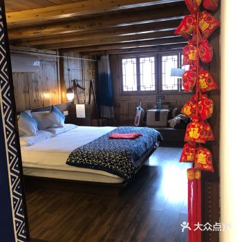 位置比较高，拎行李上去不太方便，但是就是高风景无敌能