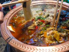 -沪小二炭火蛙锅(淮海中路美食不夜城店)