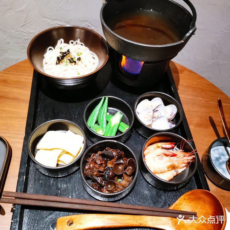    奶茶店也“玩火”[疑问]奶茶plus火锅，双倍的快落