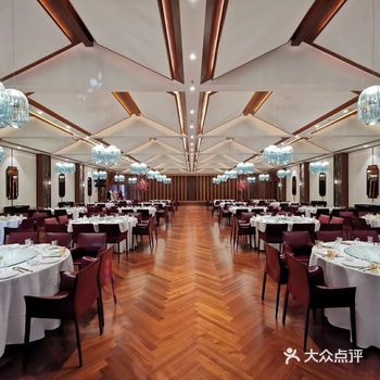 是不是很难想象 一个宴会厅会如此注重一张椅子