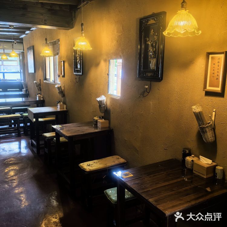 阿水的生鱼饭旗舰店是一家专注于生鱼饭的日料小店