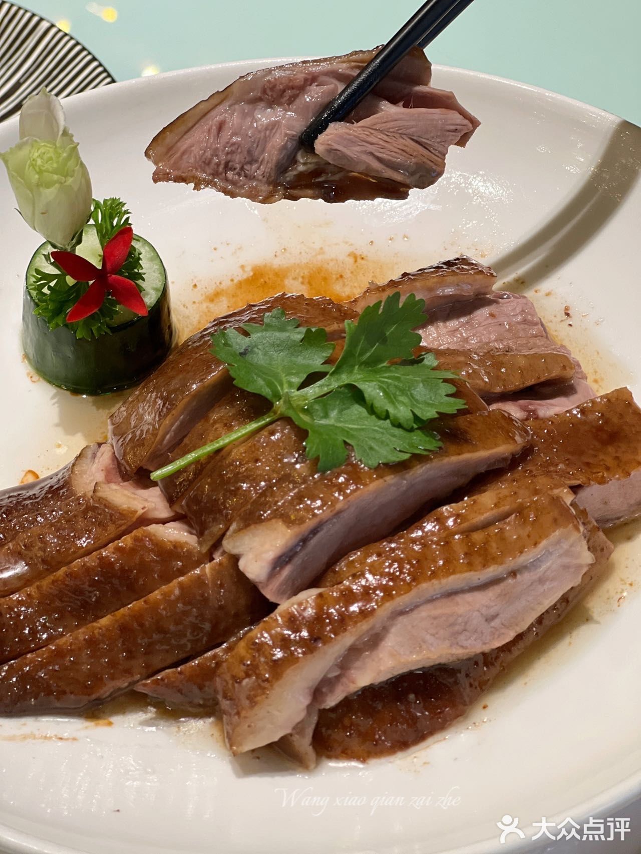大肠中间夹着大葱蘸上特制酱料一口大满足呀