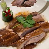 大肠中间夹着大葱蘸上特制酱料一口大满足呀