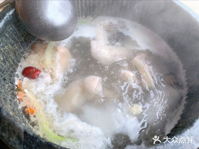 墨脱石锅椰子鸡•糟粕醋•东山羊(大东海店)墨脱石锅椰子鸡图片