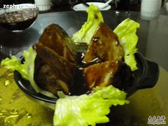 狮子头，旁边是老醋果仁-巷子深菜馆(新华路店)