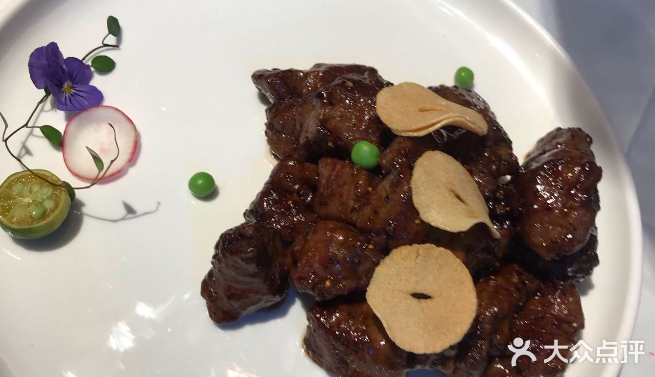朋友请的黑珍珠诶 说实话菜品还行 但是服务和环境什么