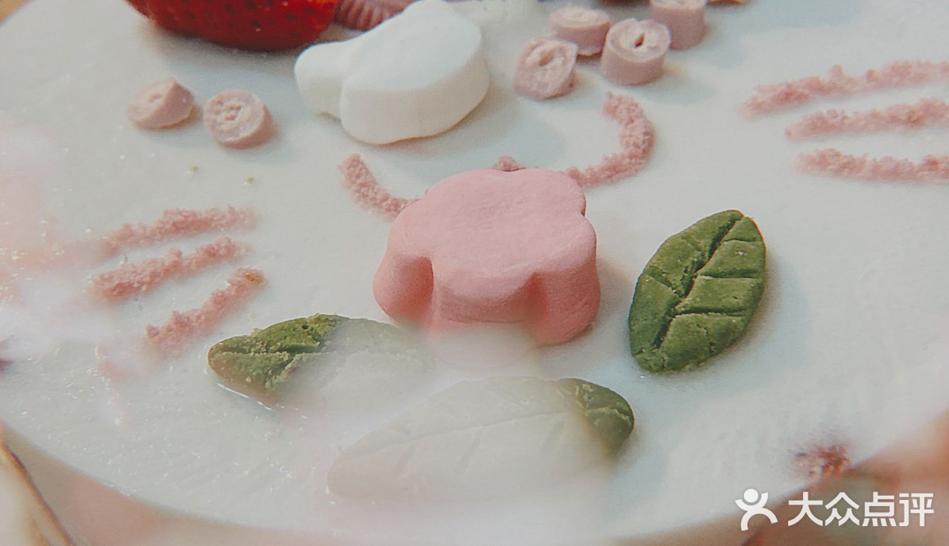 手作春日限定，樱花🌸味的草莓🍓慕斯