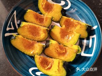 贝贝南瓜仔细洗干净外皮，切开来，把里面的瓤和瓜子用勺