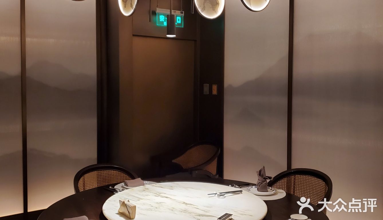 这家店吃起来也没看起来那么贵嘛~好吃！大力推荐！