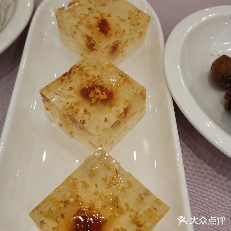 肉质紧实，好吃。叉烧酥我的最爱，外皮酥软