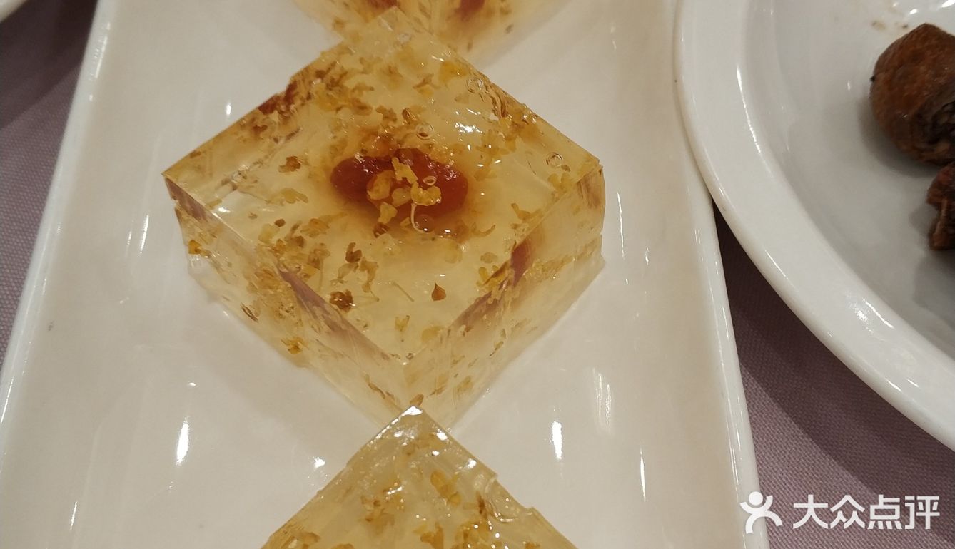 肉质紧实，好吃。叉烧酥我的最爱，外皮酥软