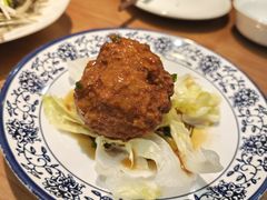 鸭蛋黄狮子头-春水锅贴·传统鲁菜(大明湖店)