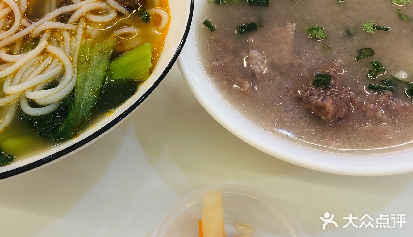 他家的口号是：一碗米粉 八块牛肉