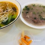 他家的口号是：一碗米粉 八块牛肉
