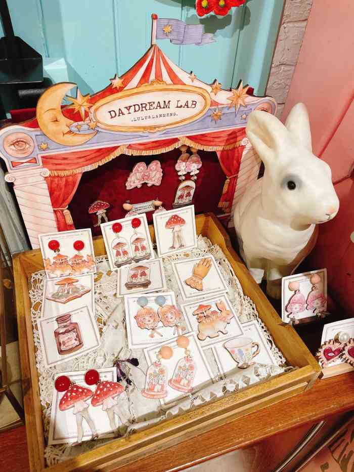 恋物百货商店(华侨城店)-"不得不说,里面挺多东西虽然都不算是必需品.