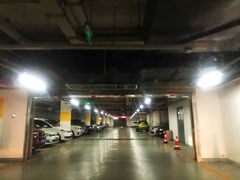 -蓝色港湾停车场