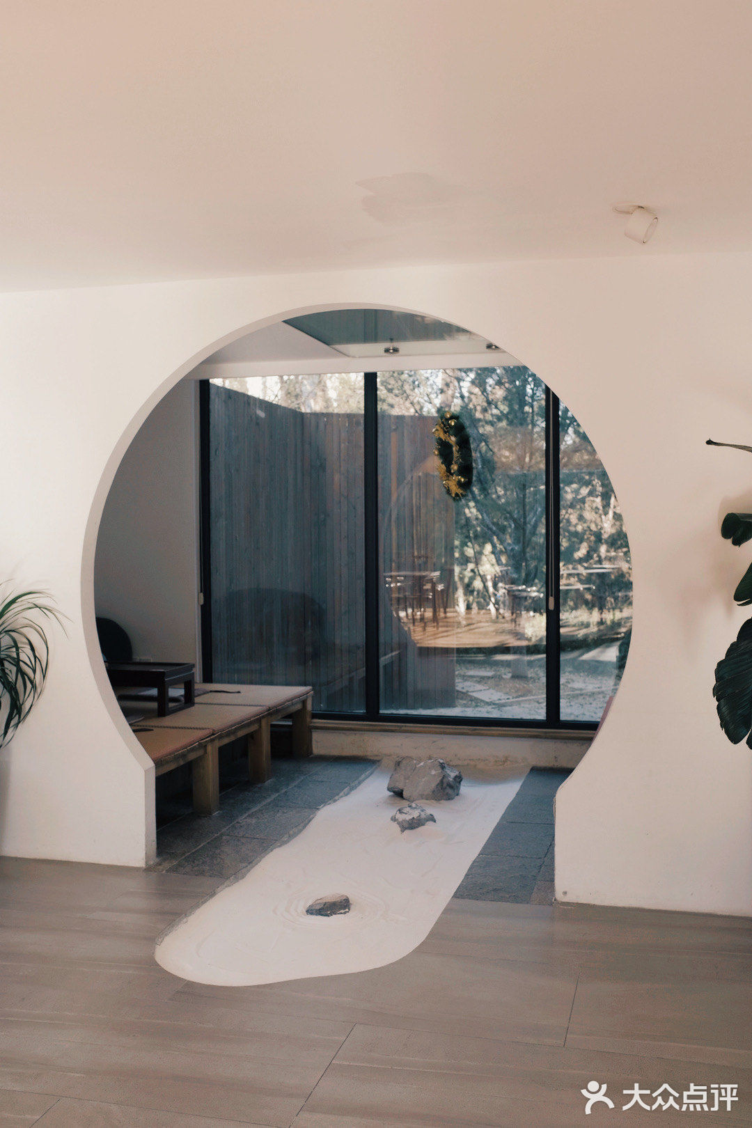 庭院内| 覆乘冬日夕曛之光