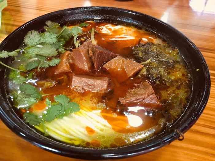 打分 这酸菜红烧牛肉面18元性价比高味道好推荐