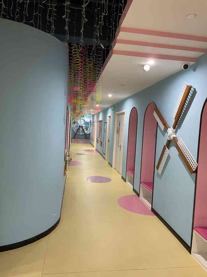 红黄蓝成长中心-"红黄蓝里面场地很大,也很漂亮,选课之前会.