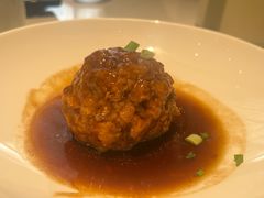 鸭蛋黄狮子头-梅飞酒家(桑园路店)
