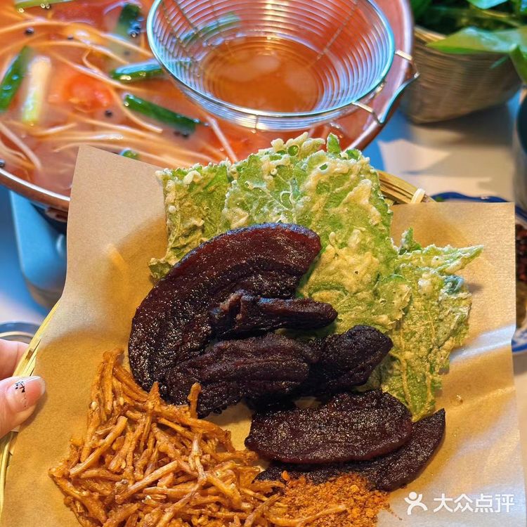王奋斗贵州酸汤牛肉火锅的环境也非常好。寨子里的氛围