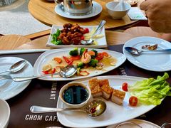 -Chom Cafe and Restaurant