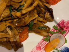 紫苏肉碎炒杏鲍菇-若蘭慈·无国界素食料理(欢乐海岸店)