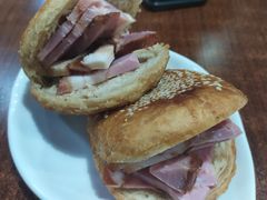 烧饼夹肘子-门框胡同百年卤煮(鸟巢店)