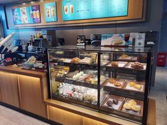 面包甜点陈列柜-星巴克(青岛火车北站候车大厅店)