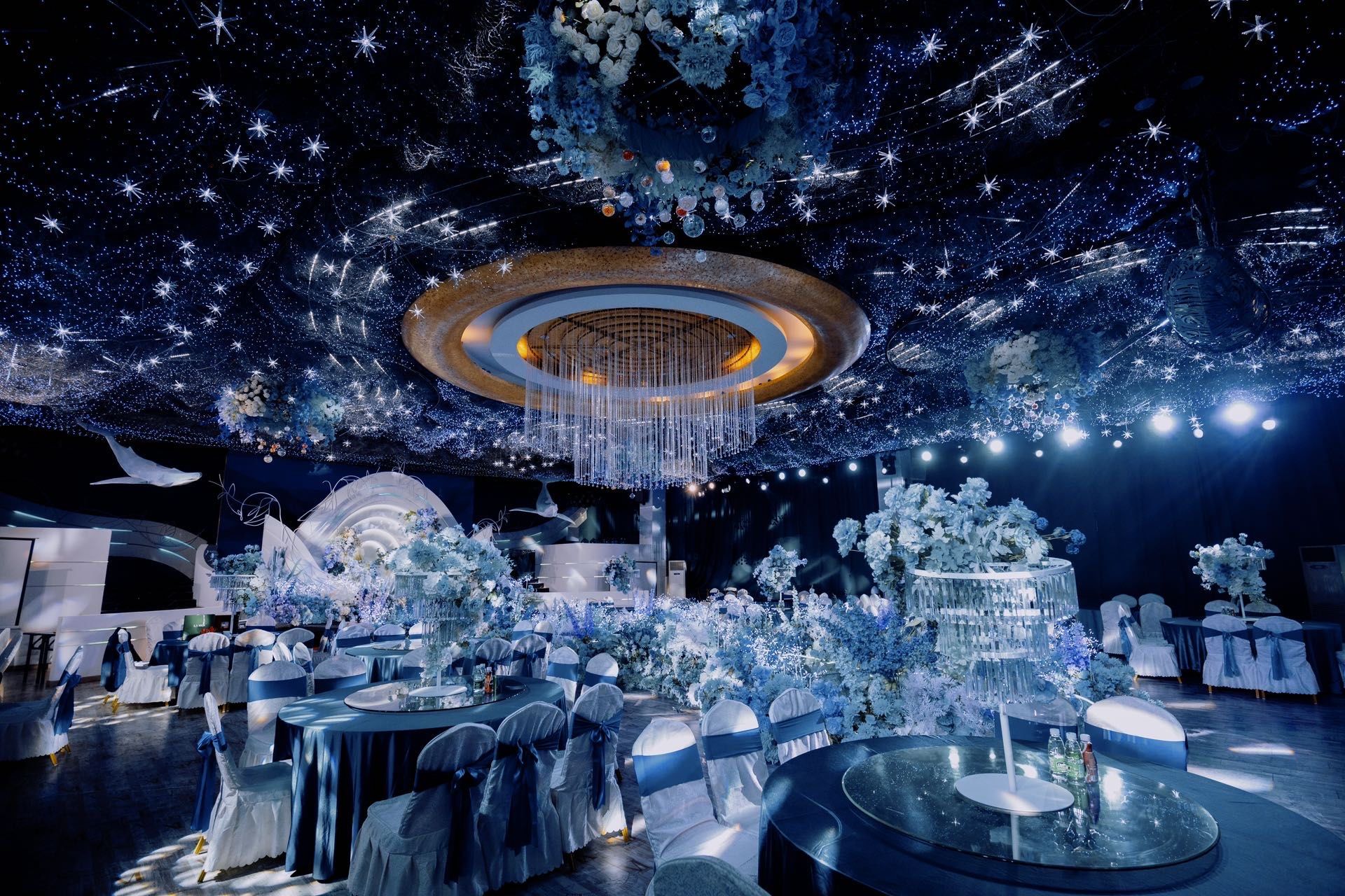 一家蓝色沉浸式婚礼堂