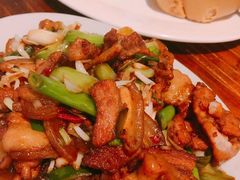 红糖馒头配秘制回锅肉-凯华海鲜火锅·传承三十六年