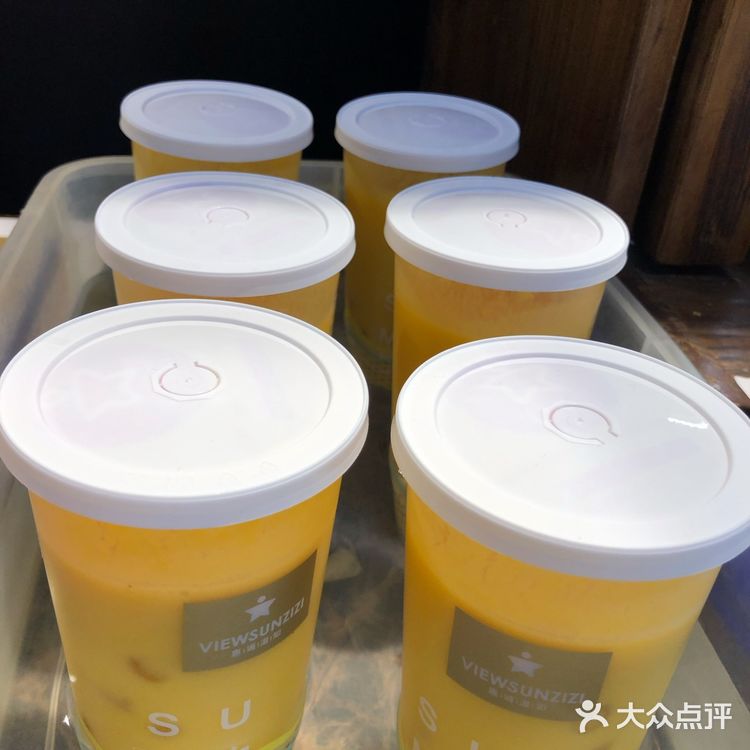 地址在油榨街，生意非常好，蛋糕的品种很多，色香味俱全