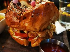 辣味鸡肉汉堡配薯条-FUTURE BAR(岭南天地店)