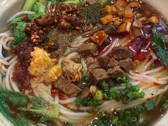 -爆炸头阿姨小四川正宗川味小吃(无任何分店)